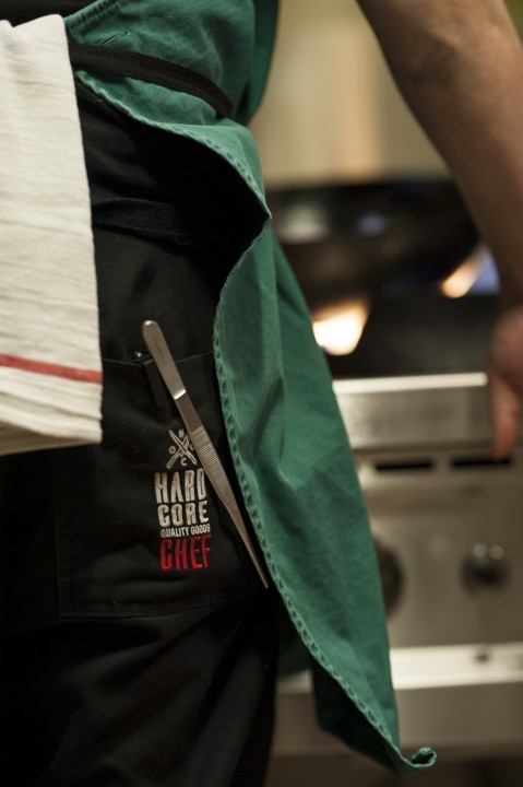 Praktyczne kieszenie w spodniach roboczych do kuchni typu jogger - styl Culinary Streetwear
