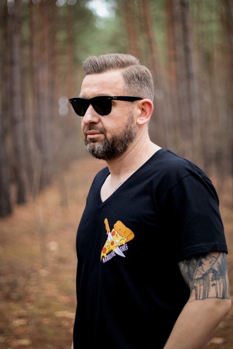 Modna koszulka męska w serek do pracy w pizzerii