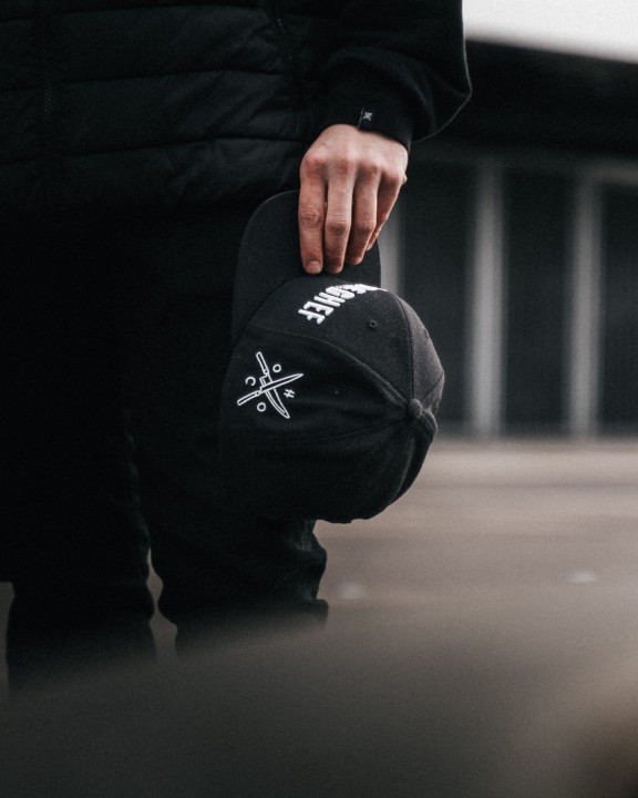 Czapka dla kucharza z logo noży na boku - styl Culinary Streetwear